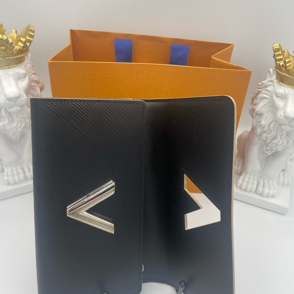 Louis Vuitton Limited Edition Epi World Tour Twist Lock Wallet NWOT - Picture 10 of 10